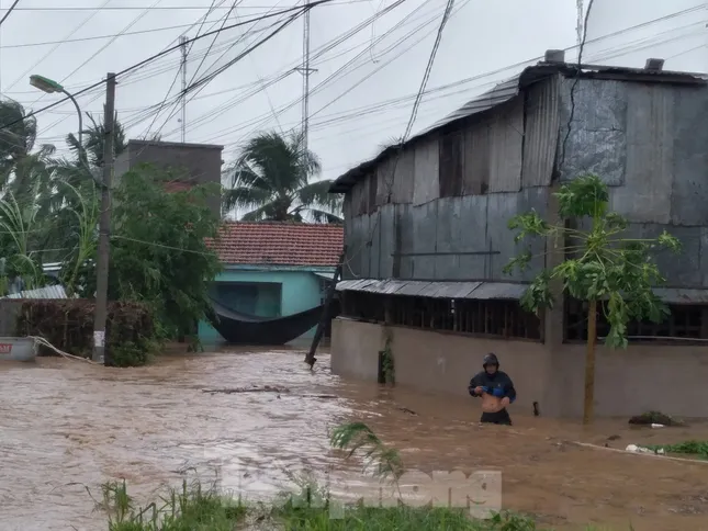 Nhiều nơi ở Khánh Hoà ngập lụt sau bão số 12 ảnh 3