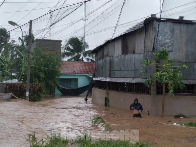 Bão tan nhưng dân phố biển Nha Trang vẫn bì bõm nơi nước ngập ảnh 1