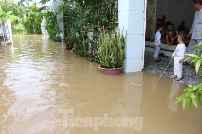 Bão tan nhưng dân phố biển Nha Trang vẫn bì bõm nơi nước ngập ảnh 2