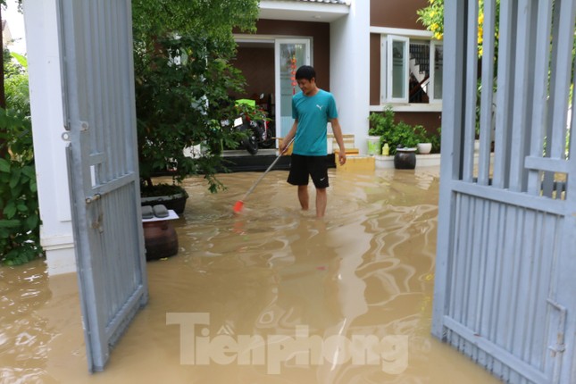 Bão tan nhưng dân phố biển Nha Trang vẫn bì bõm nơi nước ngập ảnh 7