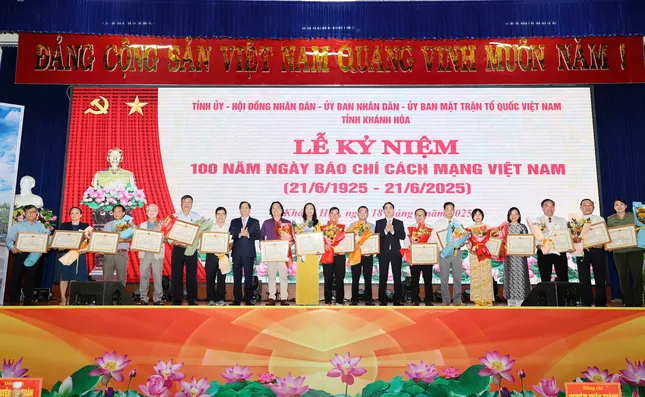 Báo Tiền Phong nhận Bằng khen của Chủ tịch UBND tỉnh Khánh Hòa ảnh 2
