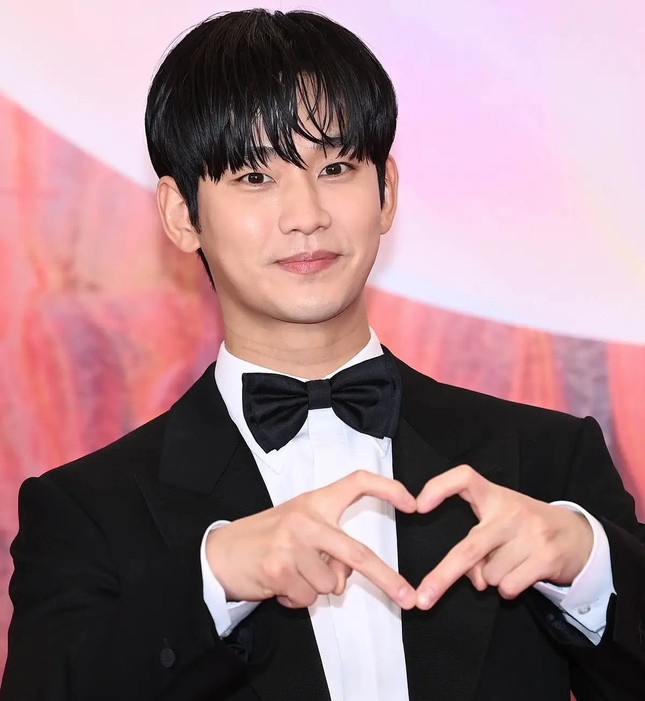 Kim Soo Hyun sụp đổ ảnh 2