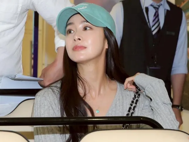 Kim Tae Hee gây tranh cãi ảnh 4