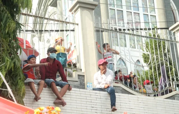 Biển người đội nắng xem rước kiệu Bà Thiên Hậu ở Bình Dương ảnh 2