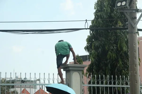 Biển người đội nắng xem rước kiệu Bà Thiên Hậu ở Bình Dương ảnh 5
