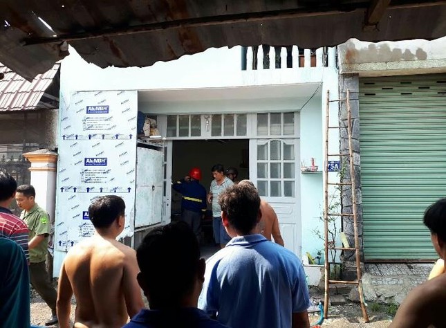 Căn nhà khóa cửa bốc cháy dữ dội ảnh 1