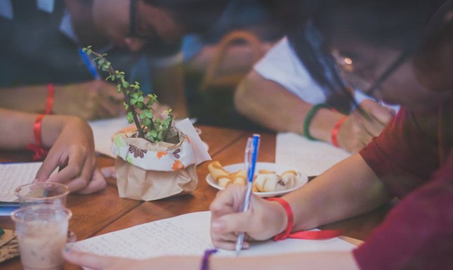 Nói ra những bí mật qua thư tay ảnh 1