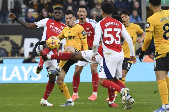 Arsenal thắng chật vật Wolves ảnh 2