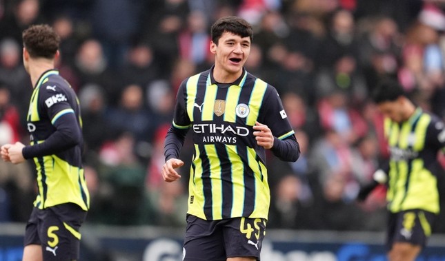Tân binh Uzbekistan ghi bàn hài hước, Man City thắng nhọc đội hạng 3 ảnh 1