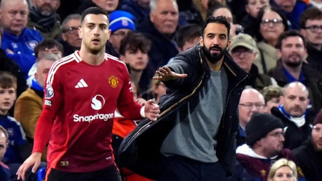 Bốc thăm FA Cup: MU đụng lá thăm khó, Man City gặp kẻ tí hon vừa loại Liverpool ảnh 1