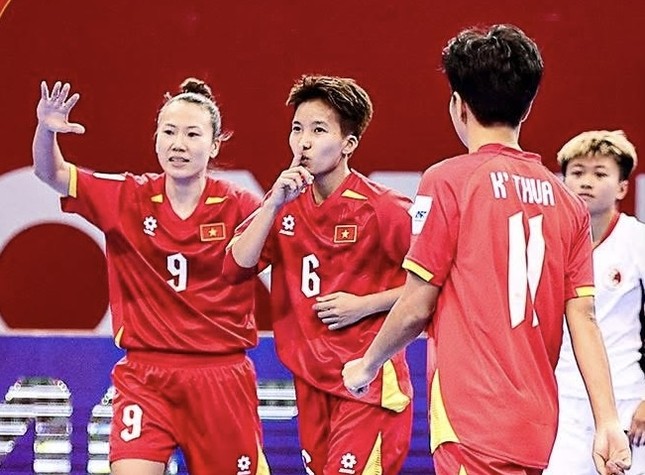 Tuyển futsal nữ Việt Nam vượt mặt đương kim vô địch, dẫn đầu bảng tại Cúp châu Á ảnh 2