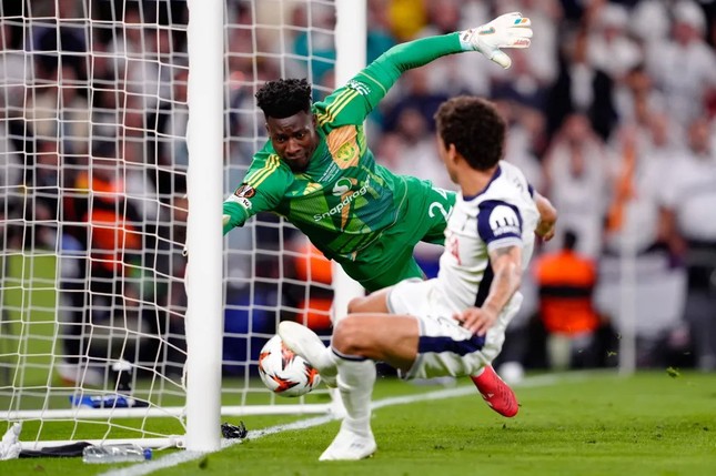 Thủ môn Andre Onana bị fan MU réo tên sau thất bại ở chung kết Cúp C2 ảnh 1