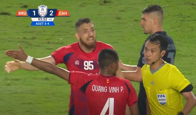 Quang Hải bức xúc với trọng tài sau trận thua ngược của CAHN ảnh 2