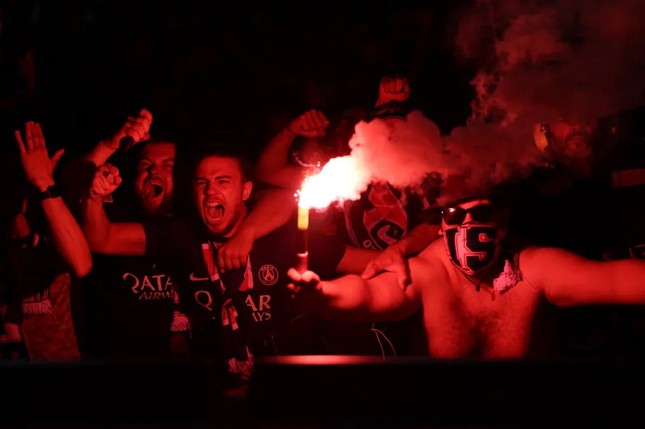 CĐV đốt phá trong đêm PSG đăng quang khiến hàng ngàn cảnh sát Paris phải can thiệp ảnh 2
