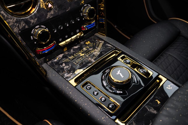 Chiêm ngưỡng siêu phẩm Rolls-Royce Cullinan bản độ dát vàng ảnh 21