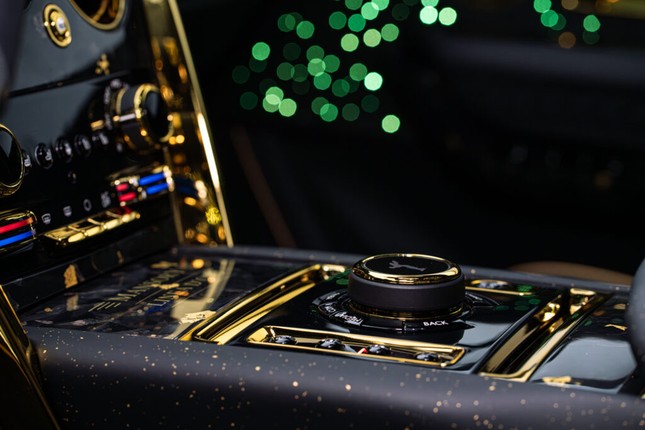 Chiêm ngưỡng siêu phẩm Rolls-Royce Cullinan bản độ dát vàng ảnh 29