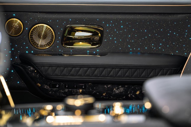 Chiêm ngưỡng siêu phẩm Rolls-Royce Cullinan bản độ dát vàng ảnh 30