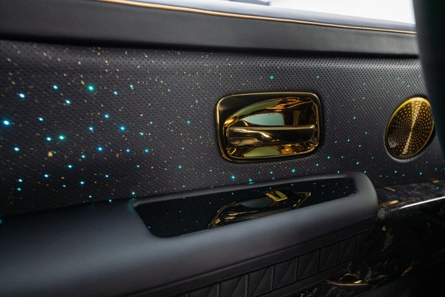 Chiêm ngưỡng siêu phẩm Rolls-Royce Cullinan bản độ dát vàng ảnh 31