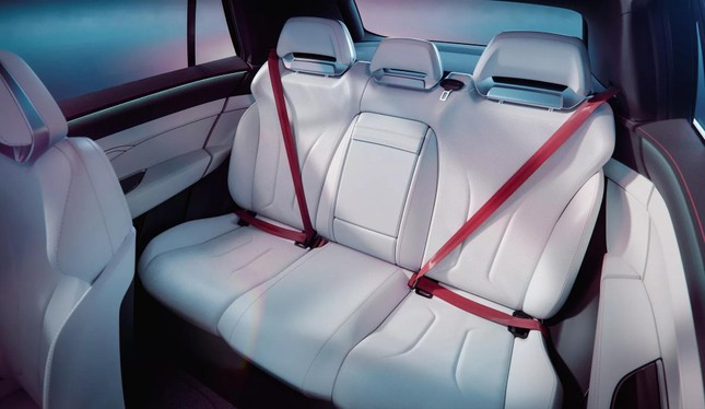 Mitsubishi tăng tốc trong cuộc đua xe điện ảnh 4