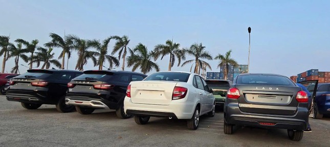 Loạt ô tô Nga vừa cập bến Việt Nam ảnh 1