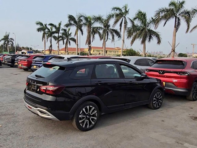 Loạt ô tô Nga vừa cập bến Việt Nam ảnh 3