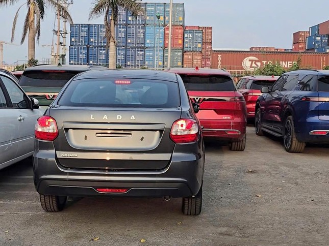 Loạt ô tô Nga vừa cập bến Việt Nam ảnh 2