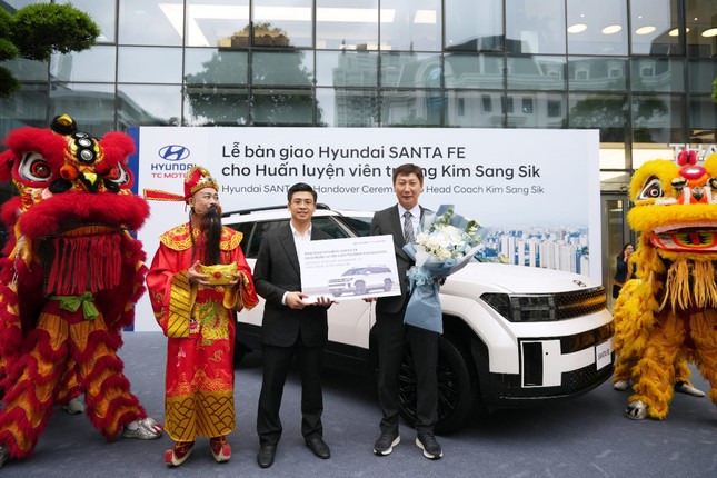 HLV trưởng ĐT Việt Nam được tặng SUV Hyundai Santa Fe ảnh 1