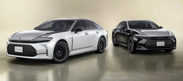Toyota Crown ra phiên bản đặc biệt hai tông màu như Maybach ảnh 1