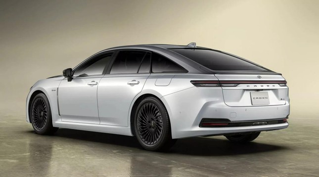 Toyota Crown ra phiên bản đặc biệt hai tông màu như Maybach ảnh 5