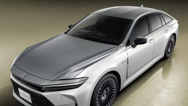 Toyota Crown ra phiên bản đặc biệt hai tông màu như Maybach ảnh 2