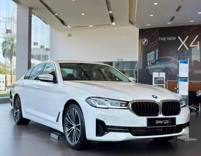 Nhiều mẫu xe sang giảm giá mạnh xả hàng tồn ảnh 3