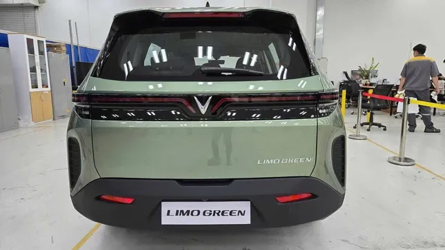 Ảnh thực tế mẫu MPV VinFast Limo Green vừa lộ diện ảnh 3