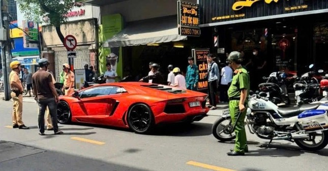 Cụ ông 70 tuổi lái Lamborghini dừng bất thường; Lý do cháy trụ sở UBND tỉnh Bình Phước ảnh 1