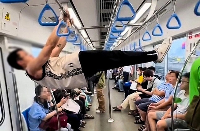 Phẫn nộ thanh niên hít xà đơn trên metro; Xoá nhóm đánh bạc lớn bằng ‘binh sập xám’ ảnh 1