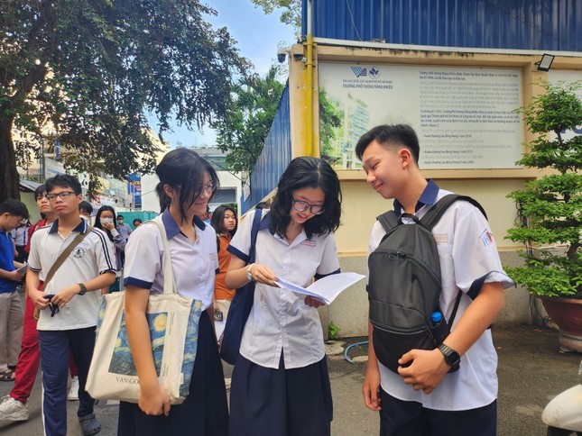 Tỷ lệ chọi trường chuyên cao ngất, Sở Giáo dục TPHCM nói học sinh &apos;đừng quá lo&apos; ảnh 2