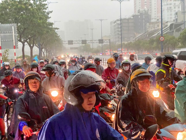 TPHCM: Có nơi mưa rất to, đề phòng thời tiết cực đoan ảnh 1