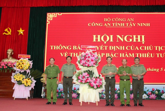 Bổ nhiệm, thăng cấp nhiều cán bộ chủ chốt tại 2 tỉnh, thành phía Nam ảnh 4