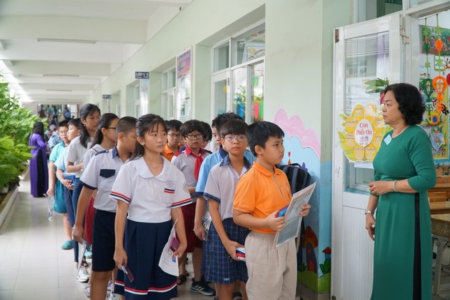 &apos;Nghẹt thở&apos; tuyển sinh lớp 6 tại TPHCM: Thí sinh tăng vọt, tỷ lệ chọi cao chót vót ảnh 1