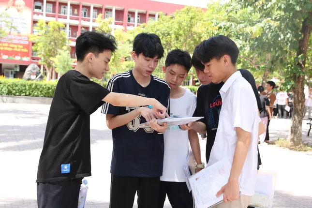 Hỏng xe giữa đường, thí sinh &apos;quẹo vào&apos; điểm thi gần nhất và cái kết bất ngờ ảnh 1