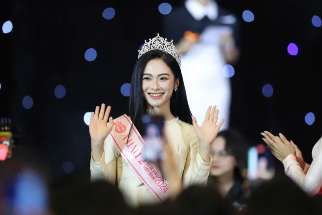 Hoa hậu Hà Trúc Linh và Á hậu Châu Anh, Vân Nhi xuất hiện, hàng nghìn sinh viên vỡ òa ảnh 6