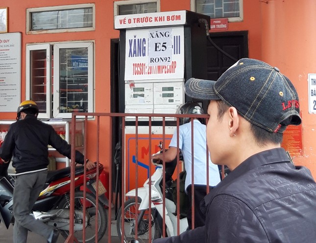 Nhiều cây xăng Hà Nội hết xăng RON 95 để bán ảnh 1