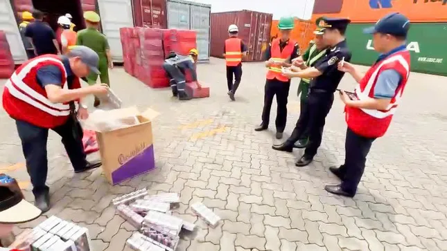Phát hiện lô thuốc lá Manchester &apos;đội lốt&apos; giấy vệ sinh ảnh 2