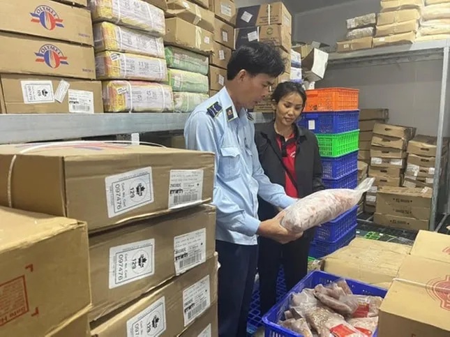 Từ mâm cơm đến bàn nghị sự - Bài 1: Bủa vây người Việt ảnh 1