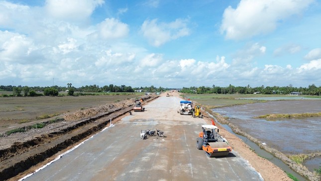 Cao tốc Cần Thơ - Cà Mau: Quyết tâm &apos;vượt nắng, thắng mưa&apos; về đích đúng hẹn ảnh 2
