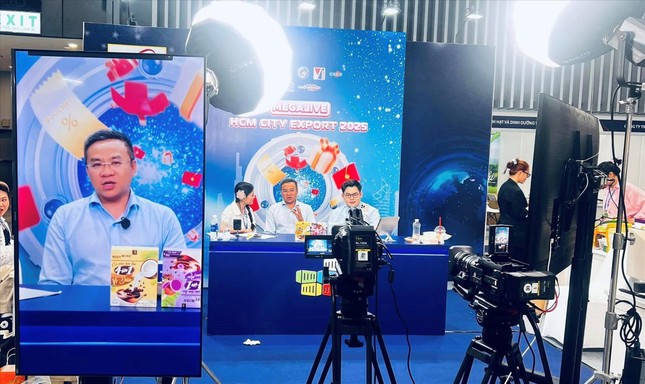 Khi ông chủ livestream bán hàng ảnh 1
