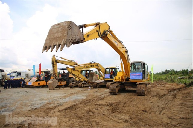 Dự án cao tốc huyết mạch hơn 44.000 tỷ đồng: &apos;Bài toán kép&apos; về nguồn cung vật liệu và xử lý nền đất yếu ảnh 1