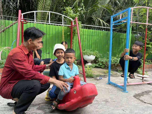 Trả lại &apos;khoảng trời&apos; cho trẻ thơ - Bài 3: Con công nhân lao động chơi ở đâu? ảnh 2