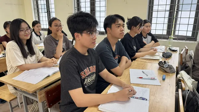 Thi tốt nghiệp THPT 2025: Học sinh làm gì để &apos;vượt vũ môn&apos;? ảnh 1