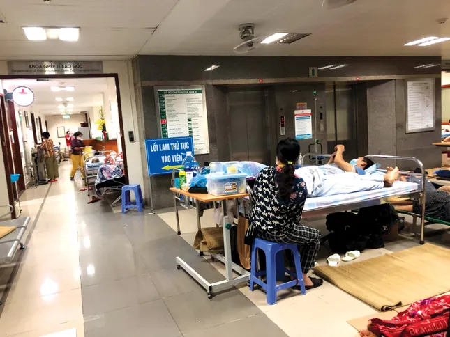 Bên giường bệnh nhân K giữa mùa cách ly ảnh 1