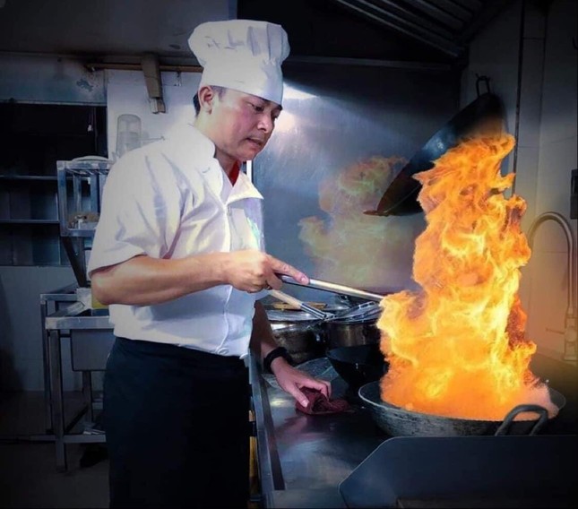 Ông chủ chuỗi khách sạn đi bán pizza ảnh 1